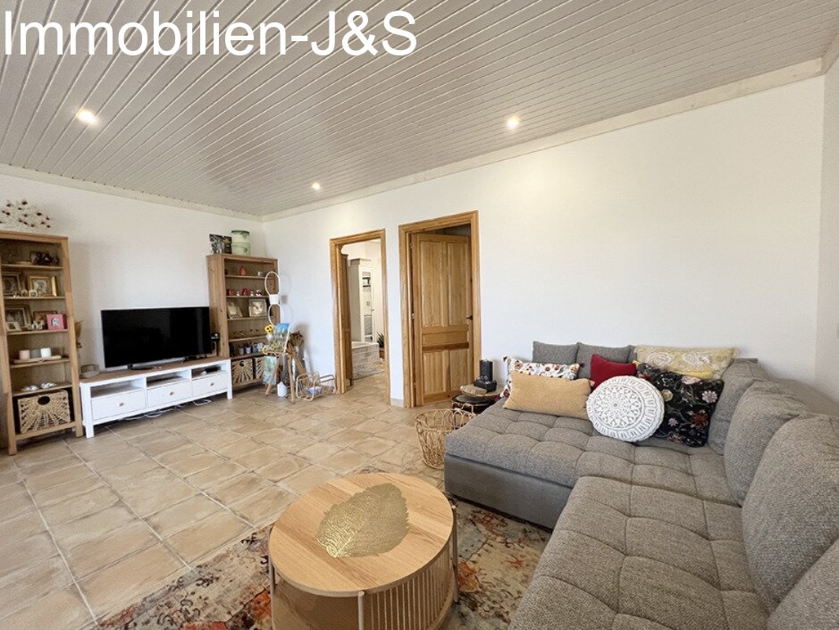 Gemütlicher Bungalow mit schönem Meerblick auf einem Grundstück von 7000 m²