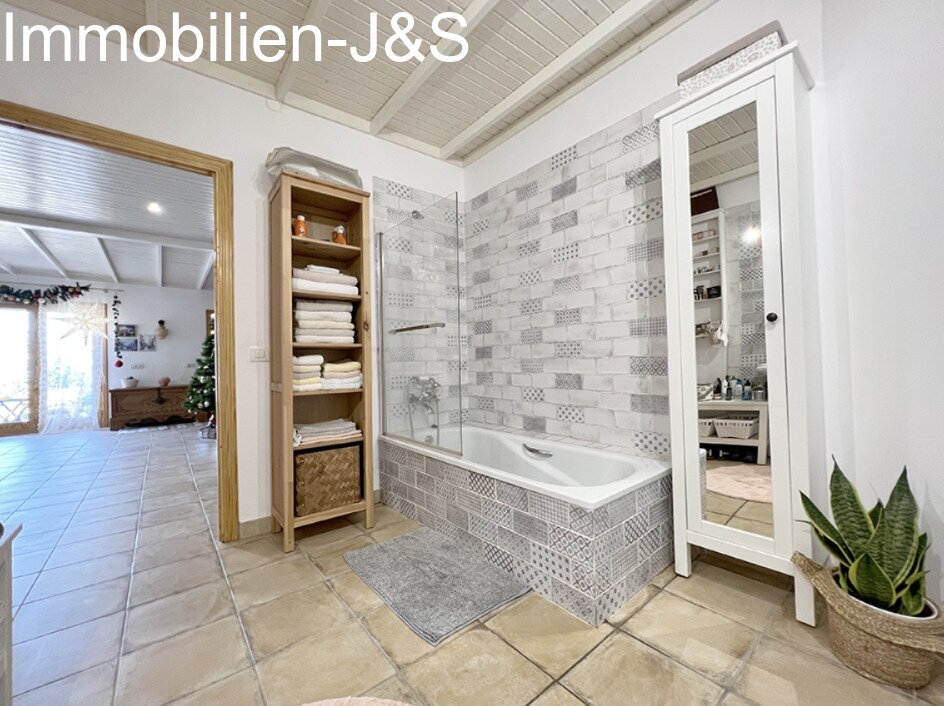 Gemütlicher Bungalow mit schönem Meerblick auf einem Grundstück von 7000 m²