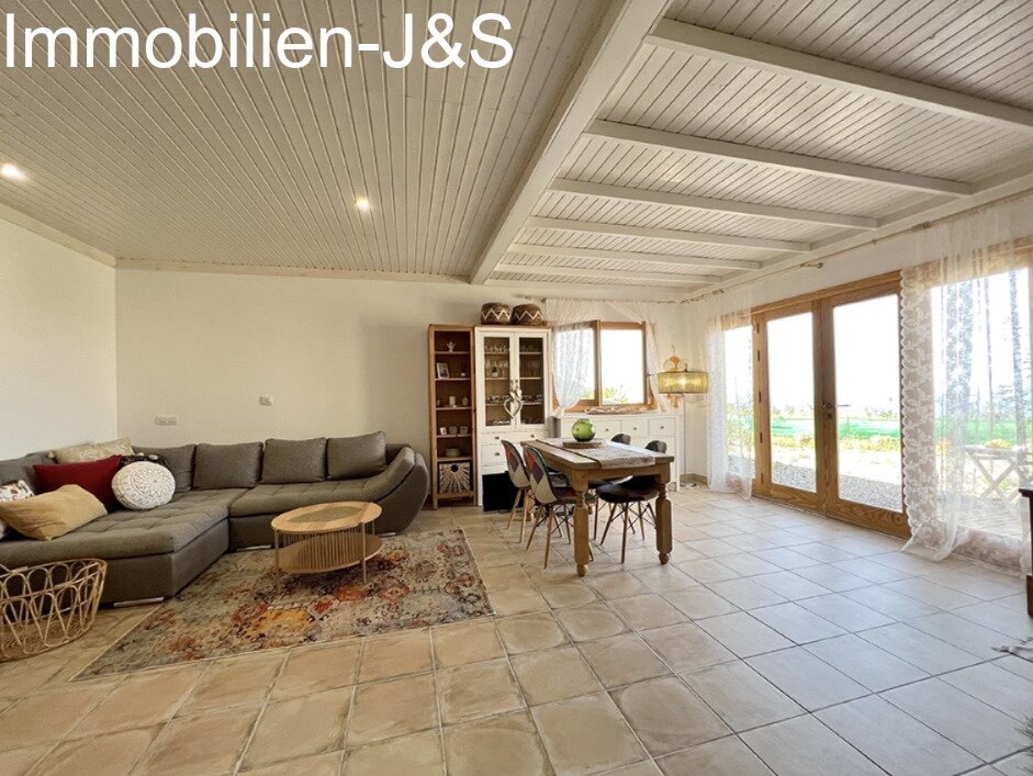 Gemütlicher Bungalow mit schönem Meerblick auf einem Grundstück von 7000 m²