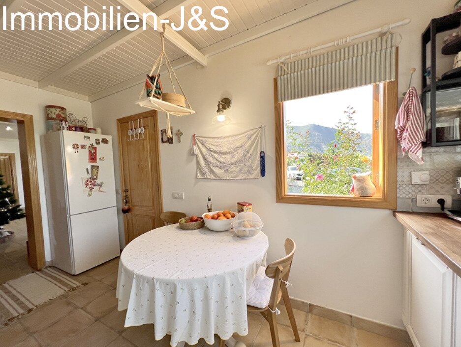 Gemütlicher Bungalow mit schönem Meerblick auf einem Grundstück von 7000 m²