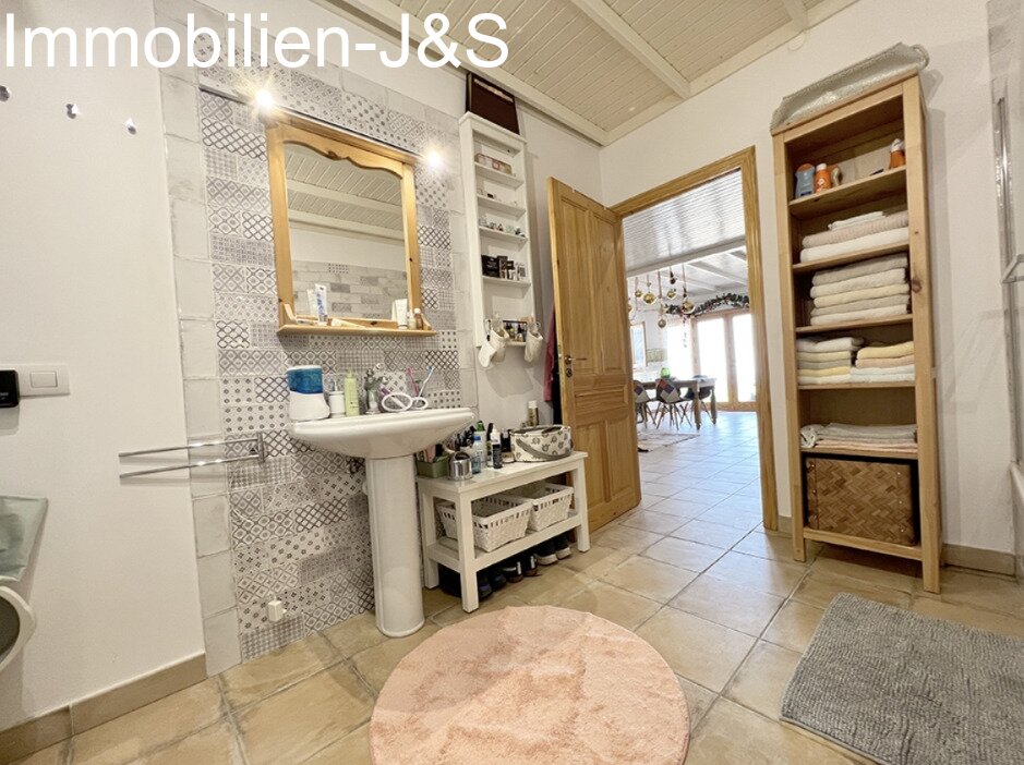 Gemütlicher Bungalow mit schönem Meerblick auf einem Grundstück von 7000 m²