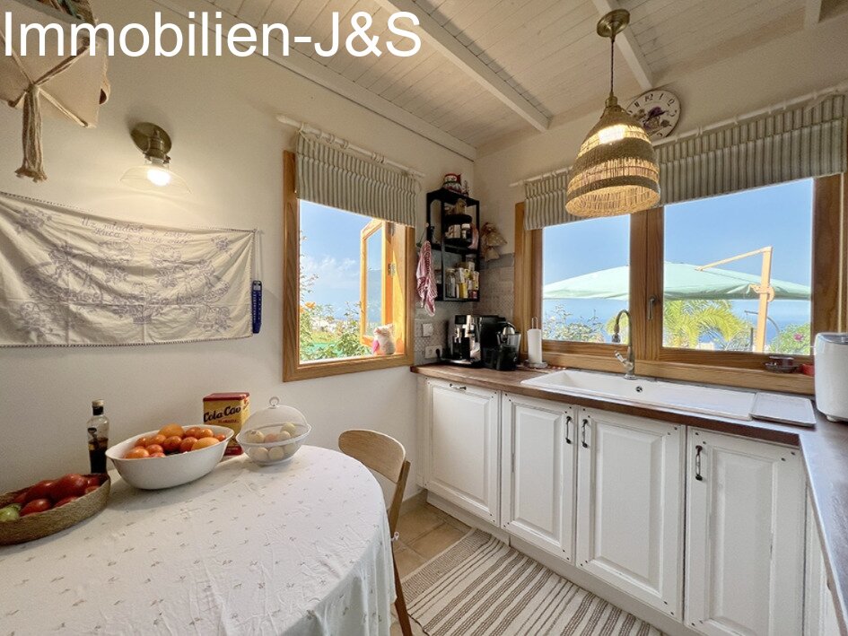 Gemütlicher Bungalow mit schönem Meerblick auf einem Grundstück von 7000 m²