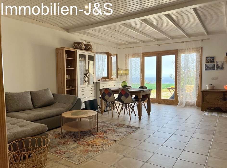 Gemütlicher Bungalow mit schönem Meerblick auf einem Grundstück von 7000 m²