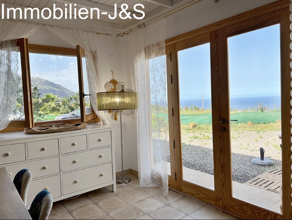 Gemütlicher Bungalow mit schönem Meerblick auf einem Grundstück von 7000 m²