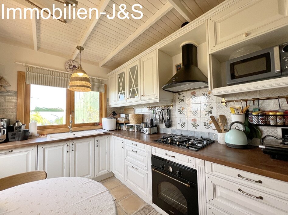 Gemütlicher Bungalow mit schönem Meerblick auf einem Grundstück von 7000 m²