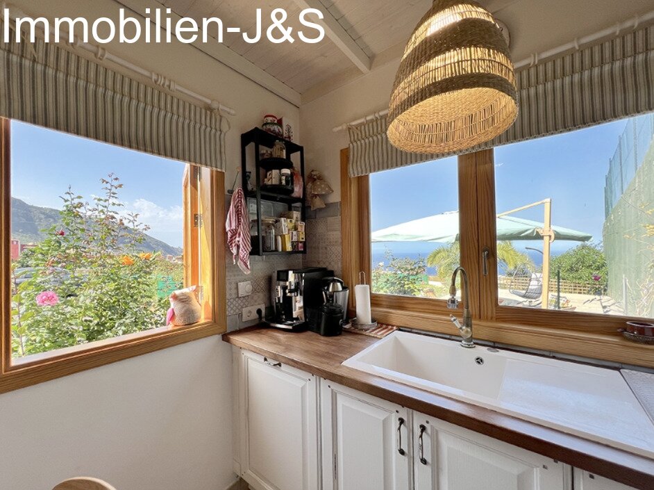 Gemütlicher Bungalow mit schönem Meerblick auf einem Grundstück von 7000 m²