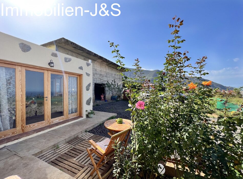 Gemütlicher Bungalow mit schönem Meerblick auf einem Grundstück von 7000 m²