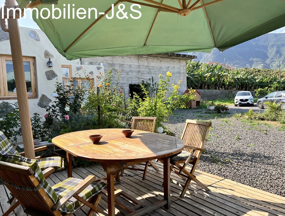 Gemütlicher Bungalow mit schönem Meerblick auf einem Grundstück von 7000 m²