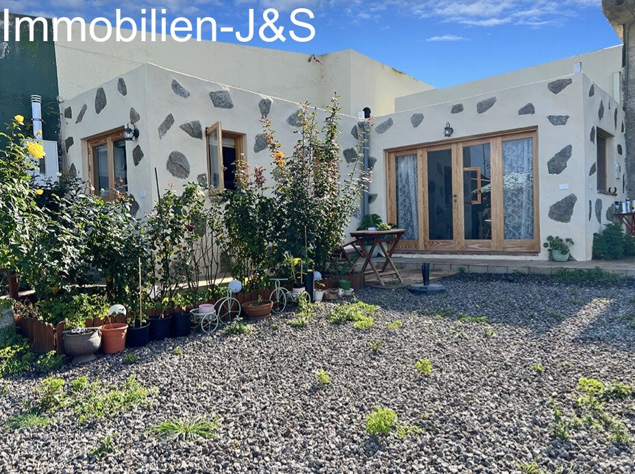 Gemütlicher Bungalow mit schönem Meerblick auf einem Grundstück von 7000 m²