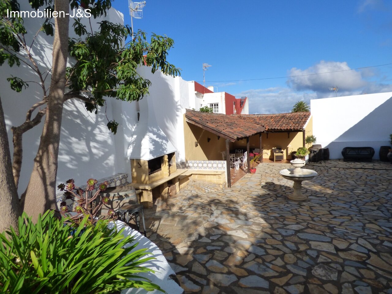 Extraordinary Canarian town house in the north of Tenerife with outbuildings