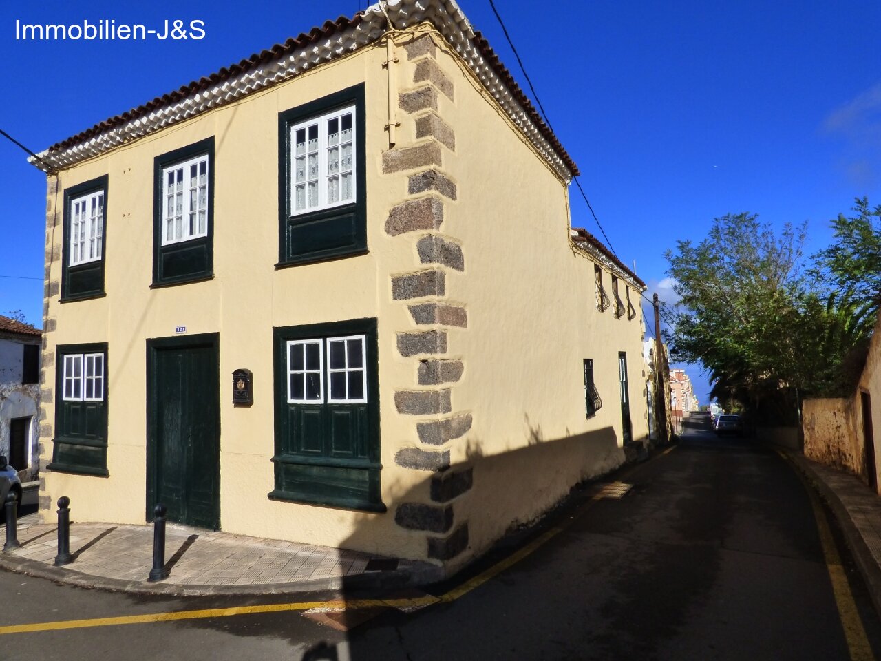 Extraordinary Canarian town house in the north of Tenerife with outbuildings