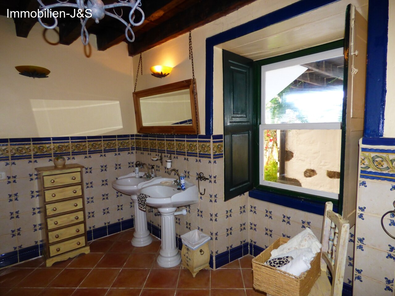 Extraordinary Canarian town house in the north of Tenerife with outbuildings