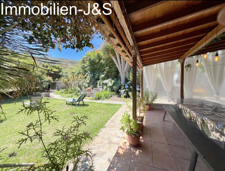 Covered terrace and garden