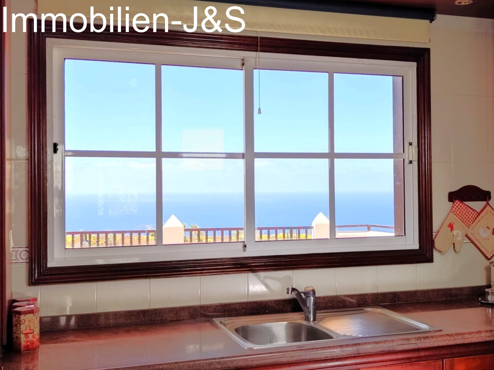 Kitchen with sea view