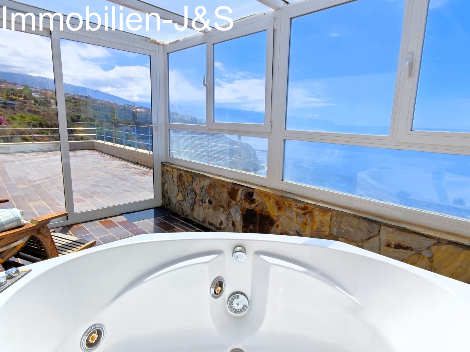 Whirlpool with sea view