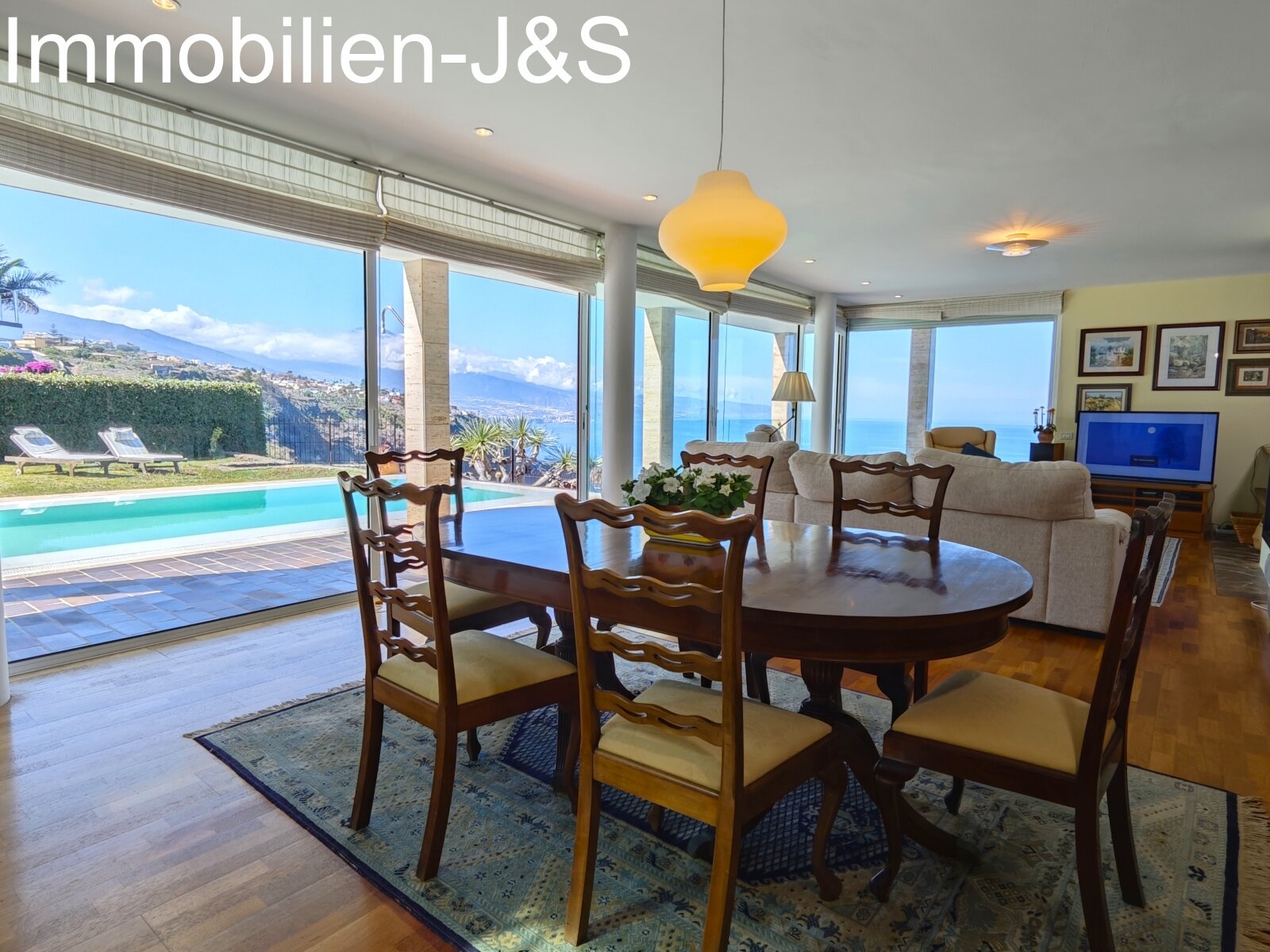 Dining area with panoramic view