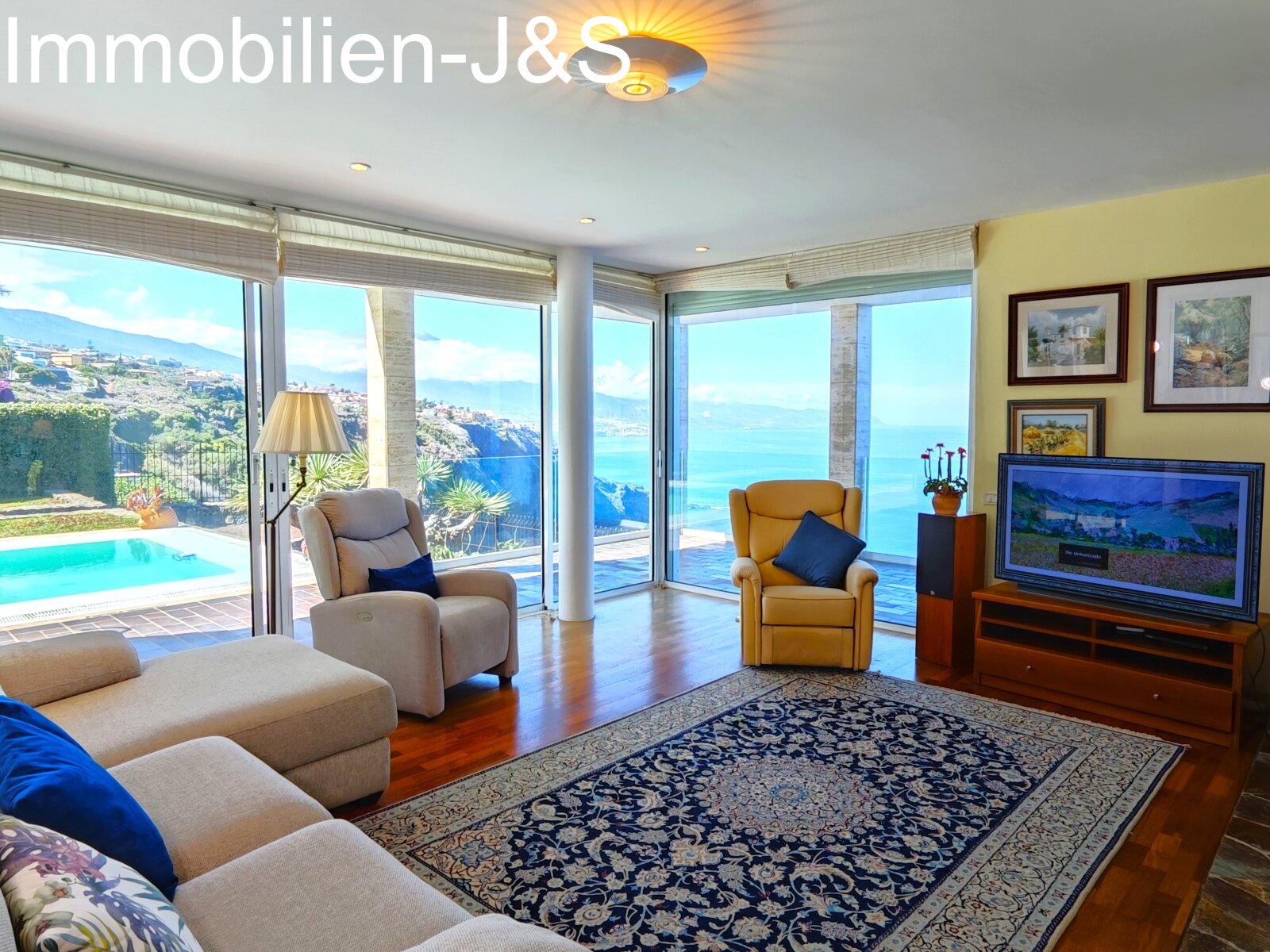 Living room with panoramic view