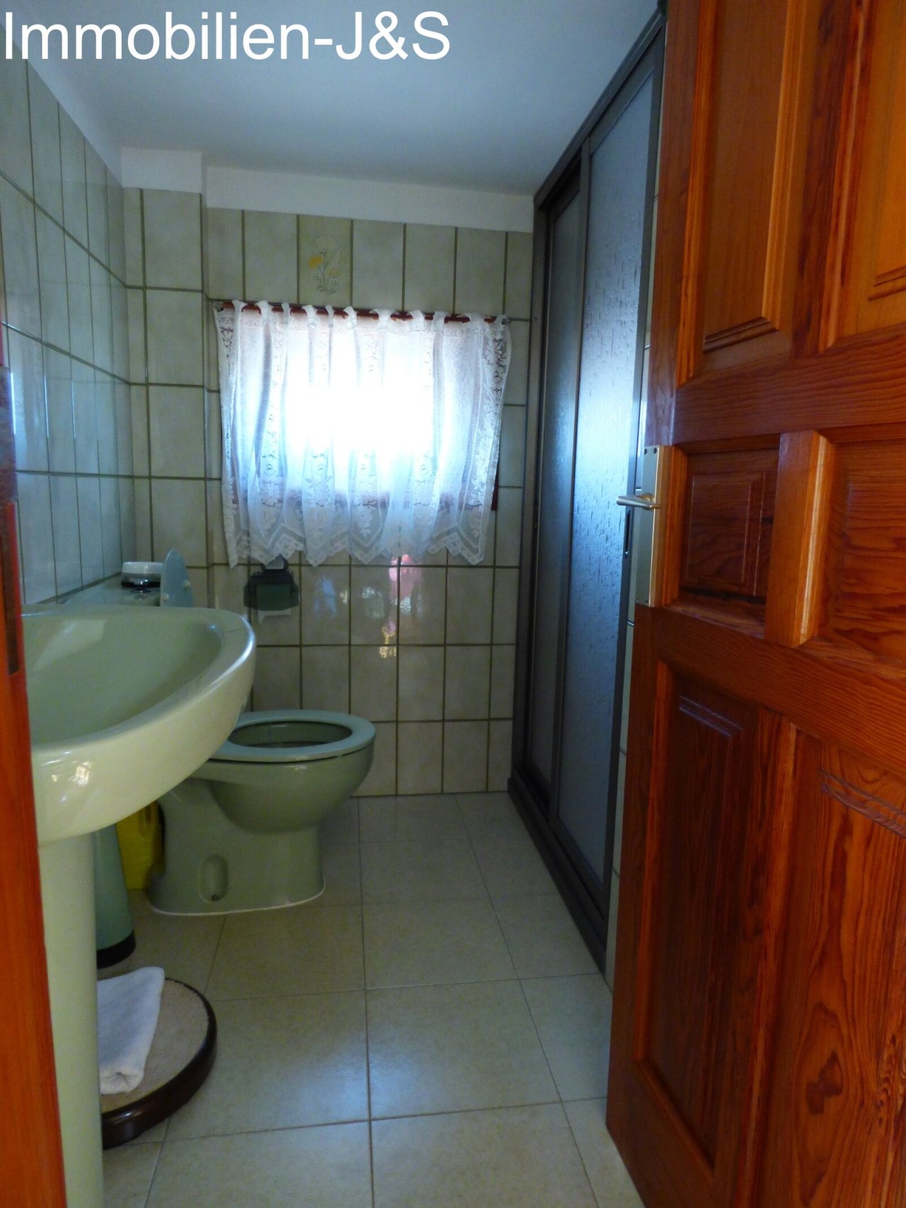 Bathroom upstairs Bathroom upstairs